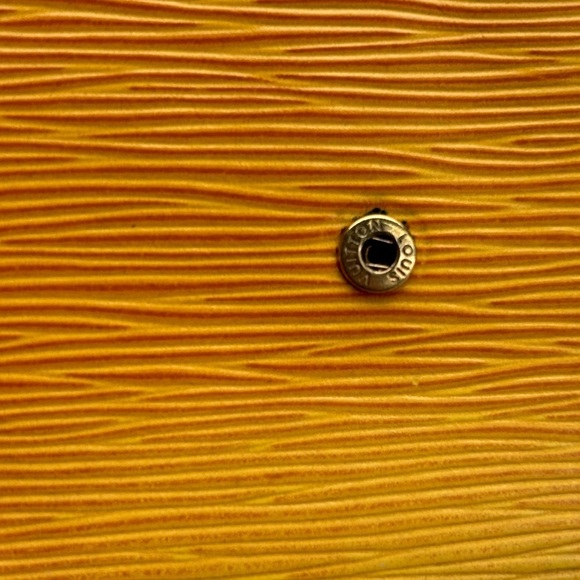 LV💛Épi Double Snap Wallet - Picture 9 of 10